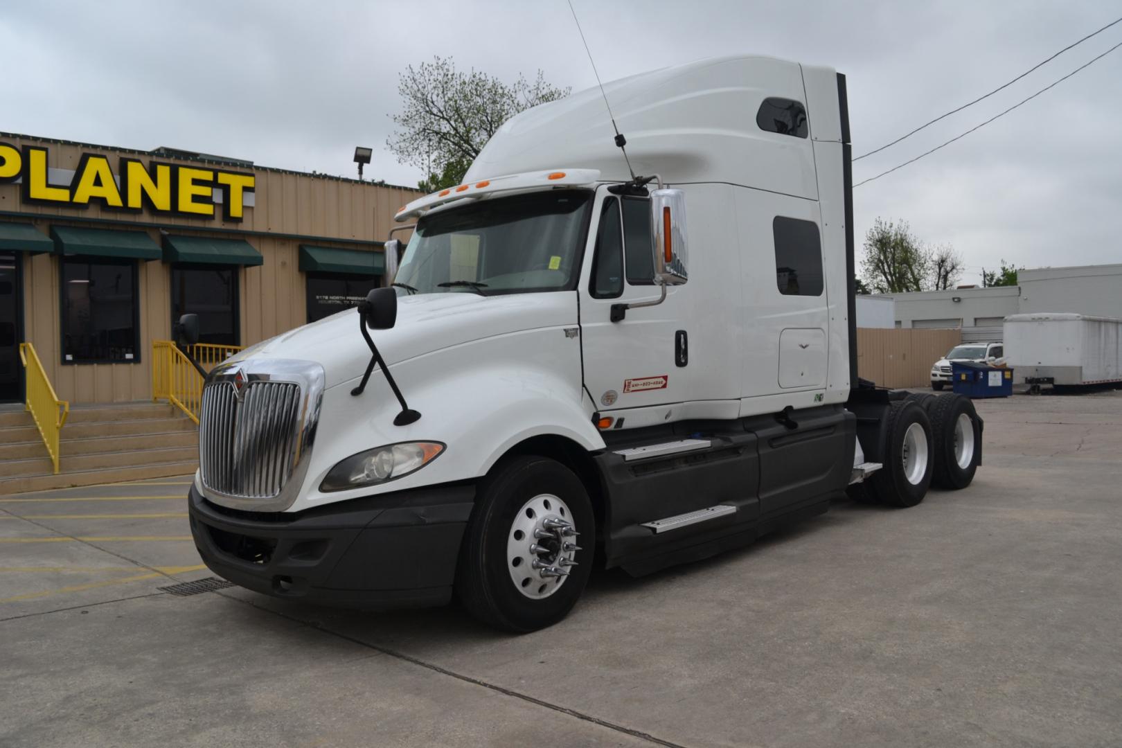 2016 WHITE /BLACK INTERNATIONAL PROSTAR+ with an CUMMINS ISX 15L 450HP engine, EATON FULLER 10SPD MANUAL transmission, located at 9172 North Fwy, Houston, TX, 77037, (713) 910-6868, 29.887470, -95.411903 - 76" RASIED ROOF SLEEPER, ELECTRIC APU, WB: 226", DOUBLE BUNK, 5TH WHEEL SLIDE, AIR RIDE, DUAL 95 GALLON FUEL TANKS, ENGINE BRAKE, MINI FRIDGE - Photo#0